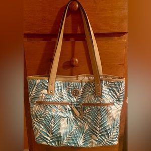 Beautifully patterned Giani Bernini tote bag.